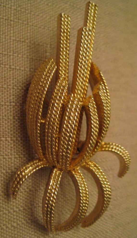 LEDO BROOCH 1963 Textured Rope Design Flower Gold… - image 10