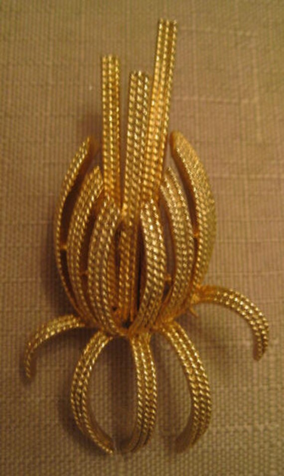 LEDO BROOCH 1963 Textured Rope Design Flower Gold… - image 9