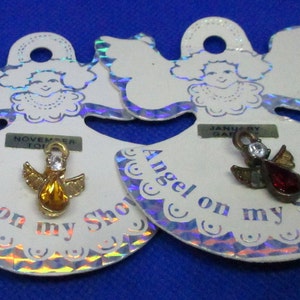 Ángel de la guarda en mi hombro, piedra de nacimiento de diamantes de imitación, broche de solapa en tono dorado, en tarjeta original. Elija noviembre o enero.