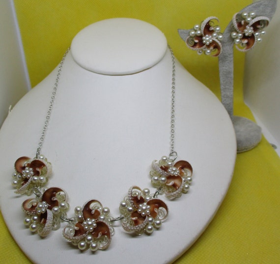Vintage Seashell Pearl Necklace Earring Set Seash… - image 2