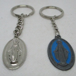 Wunderbare Medaille Charme Schlüsselbund Religiöser Schlüsselring Oval Jungfrau Maria Schlüsselring Emaille Jungfrau Maria Schlüsselbund Silberton Metall Jungfrau Maria Schlüsselbund