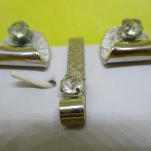 GEMELLI CON STRASS FERMACRAVATTA Grandi gemelli con strass in argento testurizzato su carta di velluto originale, vintage, mai indossati
