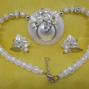 Huge LUCITE FLOWER NECKLACE Earring Set White Swirl Bead Silver Tone Bead Flower Pendant Necklace Matching Clip On Flower Earrings Wedding