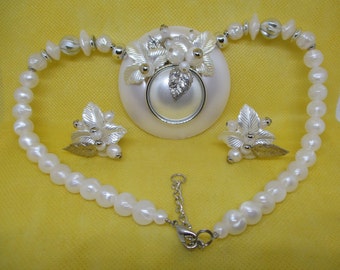 Set di collana e orecchini vintage con fiori in lucite: perle finte e tonalità argento