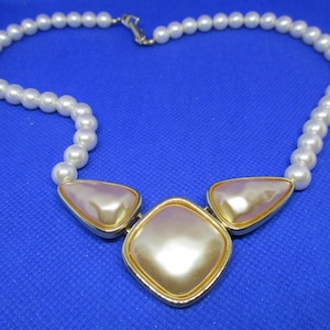 NAPIER PEARL NECKLACE Faux Pearl Beaded Necklace Large Champaign Baroque Pearls Gold Tone Metal Frame Settings Necklace Napier Bib Necklace