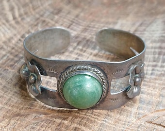 Pre-Taxco Sterling Silver Green Calcite Flower Accent Cuff Bracelet 5.75"