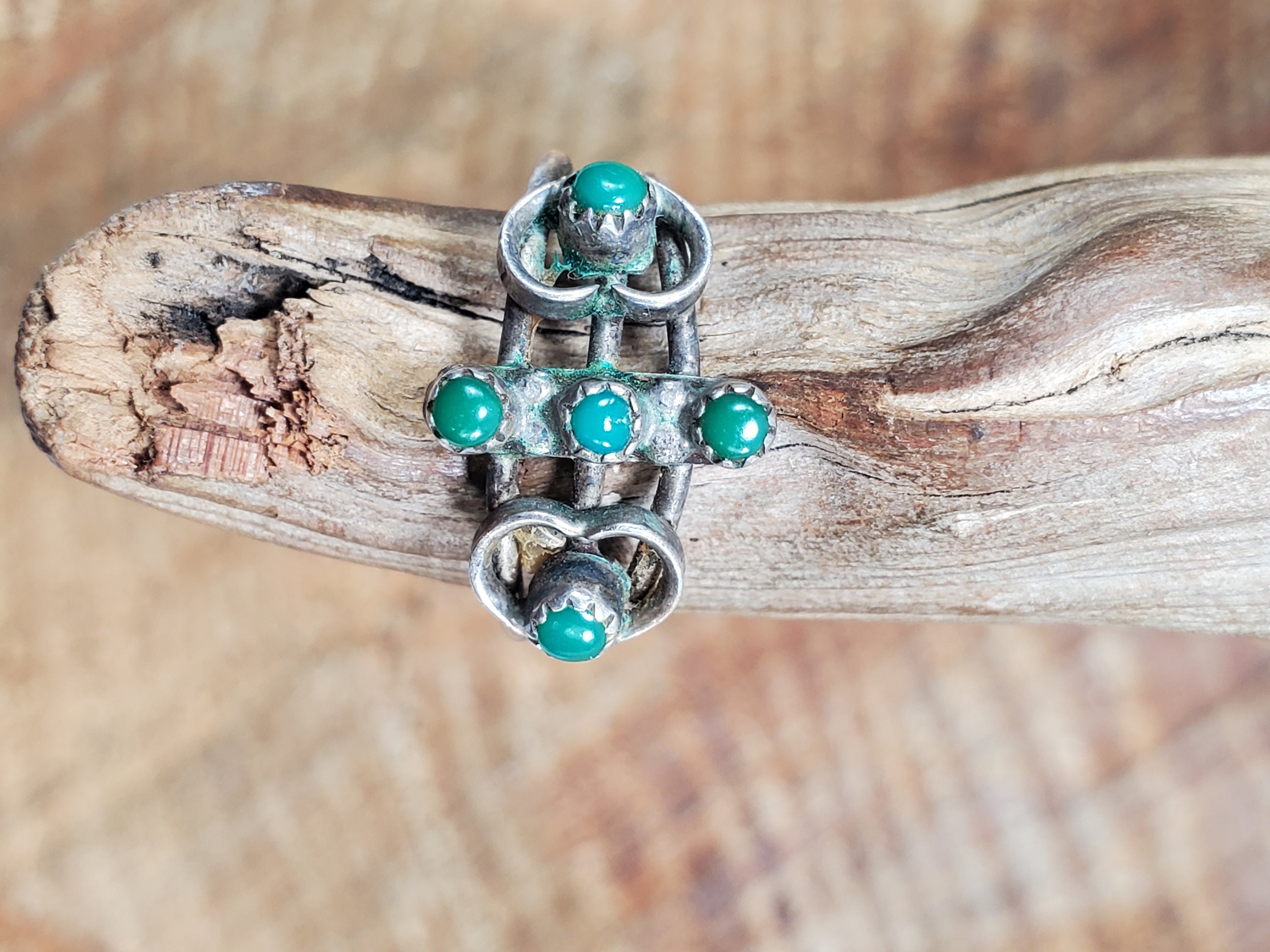 Bague Argentée Avec Bande Verte Et Quatre Cœurs - Taille 5.25 - Occasion - Style Romantique