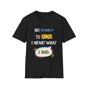 Puede incluir: Camiseta negra con el texto "NO <CODE/> TO CRACK I MEANT WHAT I SAID." El texto es en blanco, amarillo y azul, con un bocadillo. La camiseta tiene mangas cortas y cuello redondo.