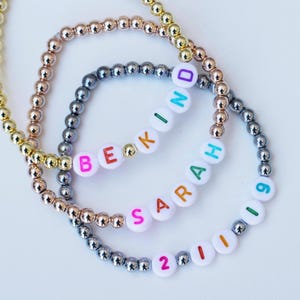 Buntes Buchstaben Perlenarmband | Regenbogen Buchstaben Perlenarmband | Benutzerdefinierte Wort Armband | Regenbogen Schmuck | Benutzerdefinierte Name Armbänder | Geschenk für Sie