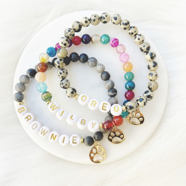 Bracciale con ciondolo per animali personalizzato di Sarahndipity Jewelry // braccialetto con perline, elasticizzato, nome personalizzato, gioielli per animali domestici, animali, memoriale, amante degli animali domestici, regalo