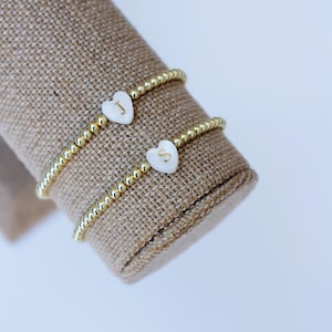 Pulseras con inicial de concha y perla en forma de corazón / Pulsera con inicial de oro / Pulsera con cuentas de letras / Pulsera de perla / Pulsera con inicial delicada / Pulsera con cuentas de concha