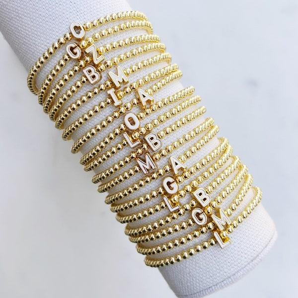 Weiße Emaille Initial Armbänder von Sarahndipity Jewelry || Perlenarmband, dehnbar, stapelbar, Buchstabenperle, Initialarmband, Goldperlenarmband