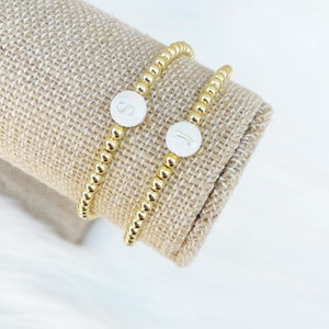 Pulseras con iniciales de concha de perla Pulsera con inicial de oro, Pulsera con inicial personalizada, Pulsera de perlas, Pulsera con inicial delicada, Regalo de novia