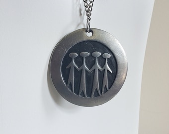 Vintage Ronal Landerholm Zinn Anhänger - Familie - Schwedische Moderne - Tenn - 2 1/4 Zoll Durchmesser