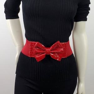 Vintage 1980s New Look Red Elastic and Leatherette Woman&#39;s Belt - Faux Alligator - Reversible