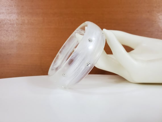 Vintage Lucite Bangle Bracelet - White and Clear … - image 8