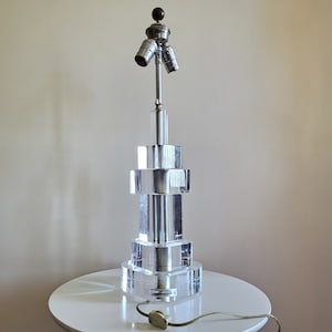 Vintage gestapelte Lucite Tischlampe mit Doppelsteckdosen - Hollywood Regency mit polierten Würfeln - **Farbtöne nicht enthalten**