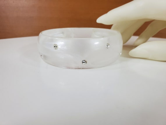 Vintage Lucite Bangle Bracelet - White and Clear … - image 10