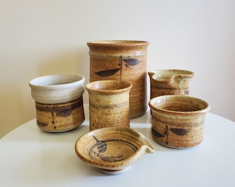 articles de cuisine en céramique Connie Pike vintage - crémier, sucre, pot, jardinière, porte-ustensiles, repose-cuillère - poterie Studio des années 1980