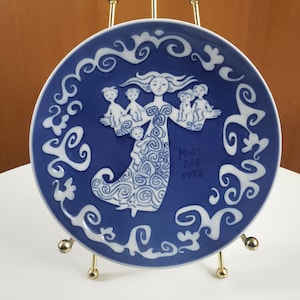 Royal Copenhagen Mother&#39;s Day Plate, 1972 - Mother in Dress with Children