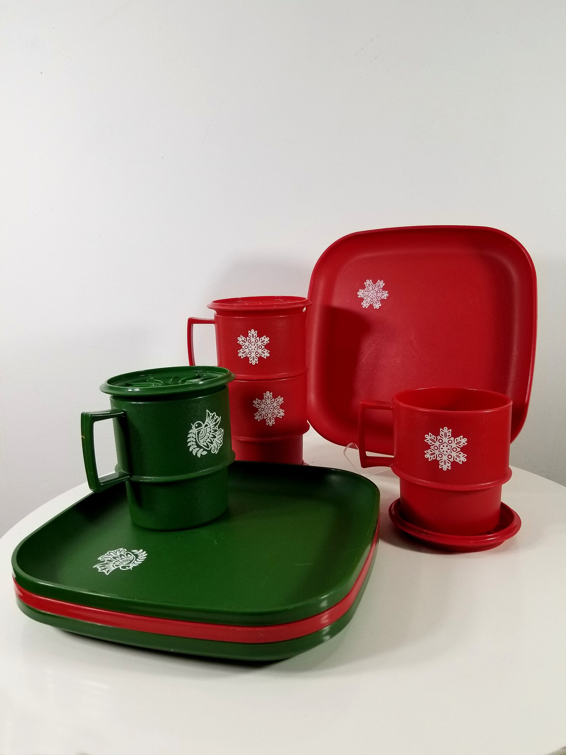vintage Tupperware Christmas plates, red & green square holiday plates set