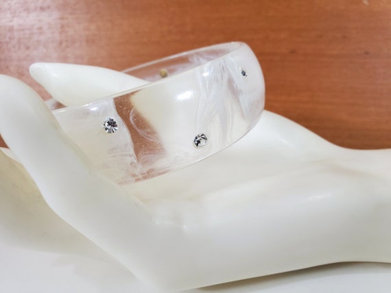 Vintage Lucite Bangle Bracelet - White and Clear … - image 6