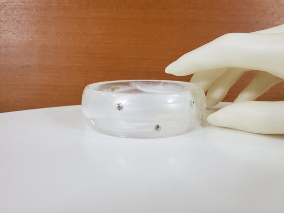 Vintage Lucite Bangle Bracelet - White and Clear … - image 9