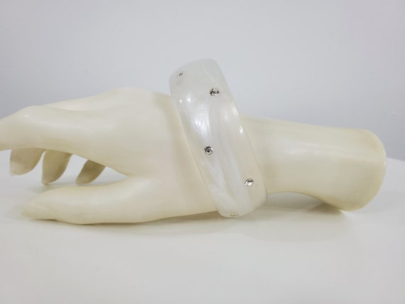 Vintage Lucite Bangle Bracelet - White and Clear … - image 5