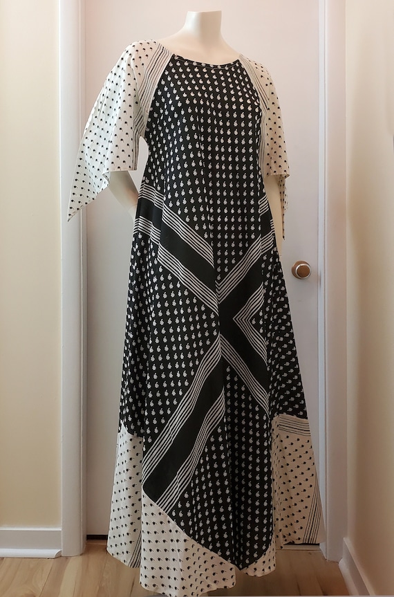 Vintage Mod Kaftan Dress - Black and White with St