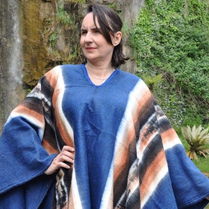 Poncho péruvien femme entièrement tisse main en laine d'alpaga, Poncho plusieurs gammes des couleurs, poncho unisexe laine d'alpaga chaude Bleu indigo