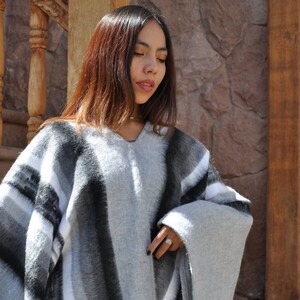Peruvian poncho for women, entirely hand-woven in alpaca wool, poncho in several color ranges, unisex warm alpaca wool poncho Gris souris