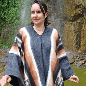 Peruvian poncho for women, entirely hand-woven in alpaca wool, poncho in several color ranges, unisex warm alpaca wool poncho Gris anthracite