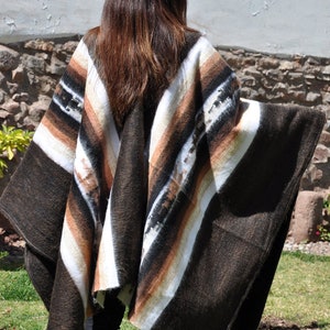Poncho péruvien femme entièrement tisse main en laine d'alpaga, Poncho plusieurs gammes des couleurs, poncho unisexe laine d'alpaga chaude Chocolat