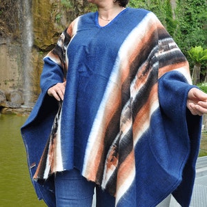 Poncho péruvien femme entièrement tisse main en laine d'alpaga, Poncho plusieurs gammes des couleurs, poncho unisexe laine d'alpaga chaude image 6