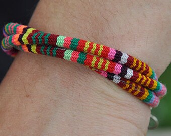 Authentique bracelet péruvien, Triple bracelet péruvien, Bracelet fait avec des tissages péruviens, trois bracelet en un, bracelet colorées