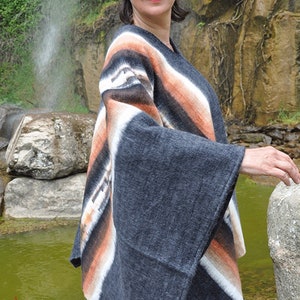 Poncho péruvien femme entièrement tisse main en laine d'alpaga, Poncho plusieurs gammes des couleurs, poncho unisexe laine d'alpaga chaude image 7