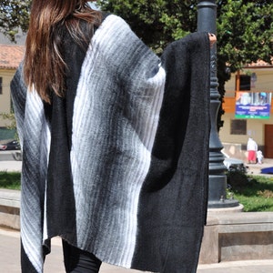 Poncho péruvien femme entièrement tisse main en laine d'alpaga, Poncho plusieurs gammes des couleurs, poncho unisexe laine d'alpaga chaude image 2