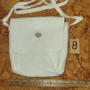 Bolsa de piel de búfalo blanca con botón de asta de ciervo