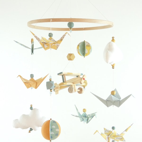 Mobile bébé bois avion origamis jaune, vert pastel et bleu pastel