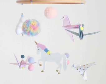 Mobile licorne origamis, bois, pompon arc-en-ciel, couleur pastel, déco chambre bébé, cadeau de naissance