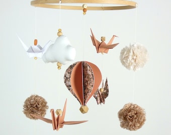 Mobile origamis montgolfière, fleurs oiseaux,déco chambre bébé, terracotta, beige, rose, blanc et marron, nuages et pompons