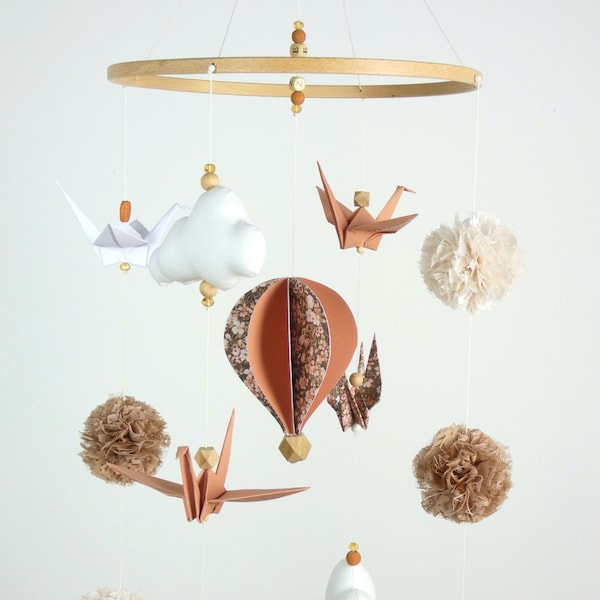 Mobile origamis montgolfière, fleurs oiseaux,déco chambre bébé, terracotta, beige, rose, blanc et marron, nuages et pompons