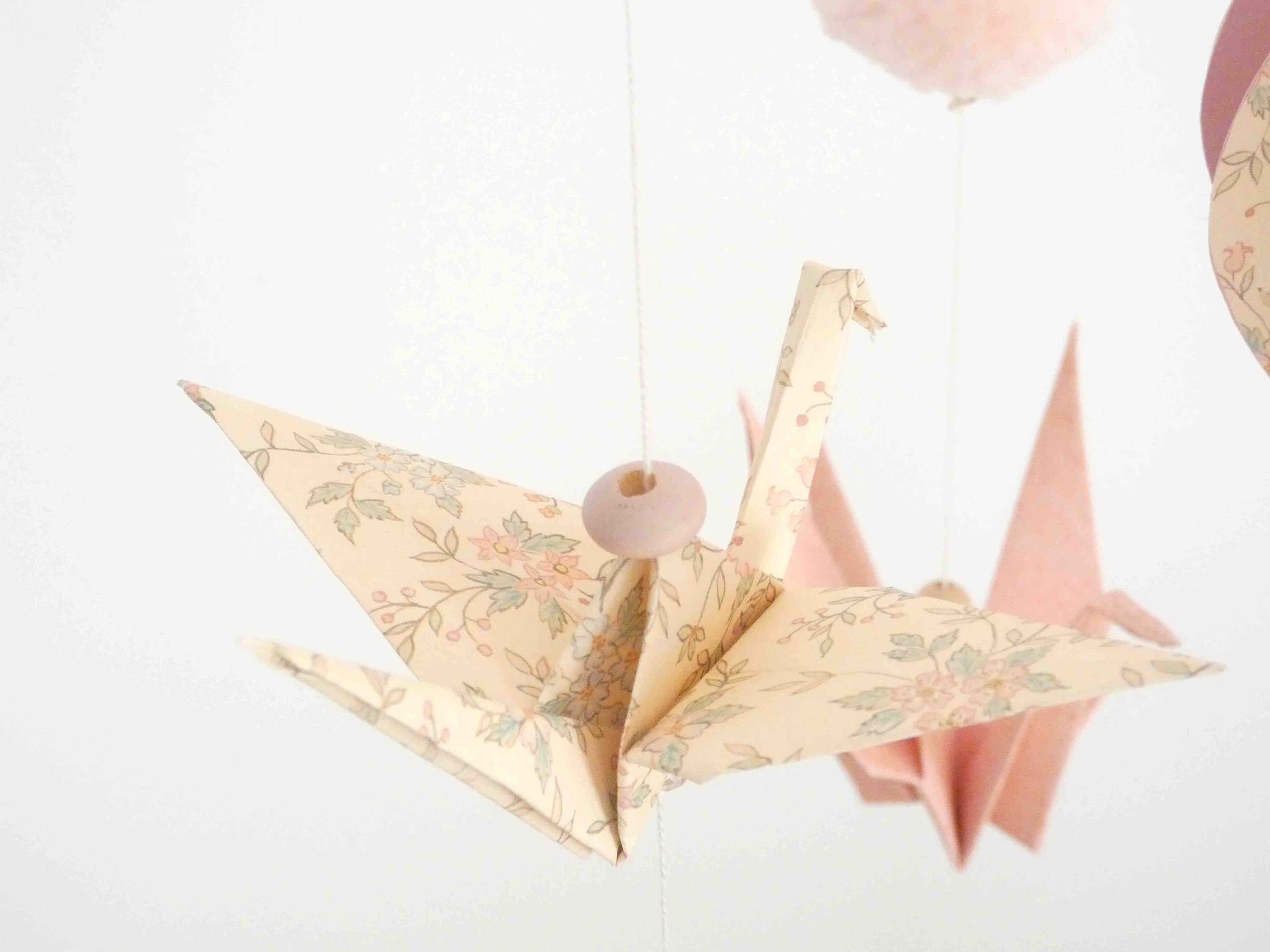 Mobile bébé montgolfière origamis rose pâle et vert eau - CréaMaga