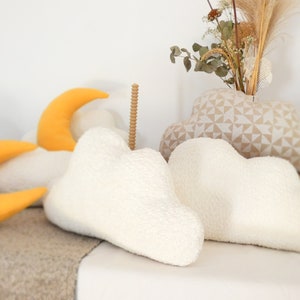 Coussin nuage doux, bouclettes, couleur blanc écru, beige, coussin pour chambre enfant en forme de nuage, image 2