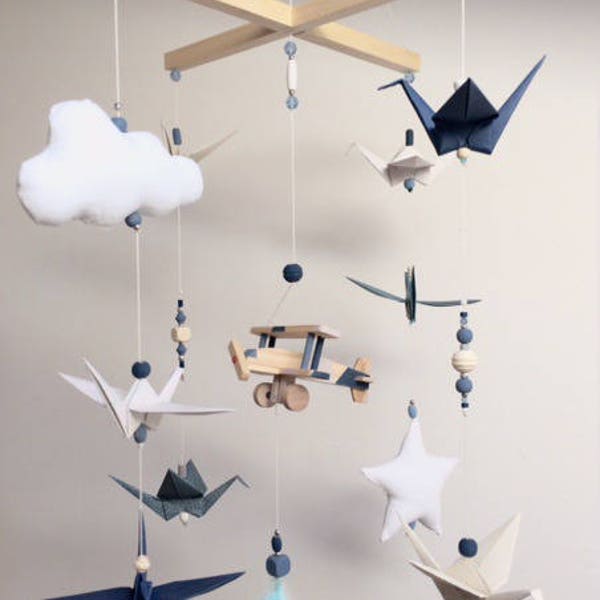 Mobile bébé origami avion bois bleu nuit, bleu gris et beige