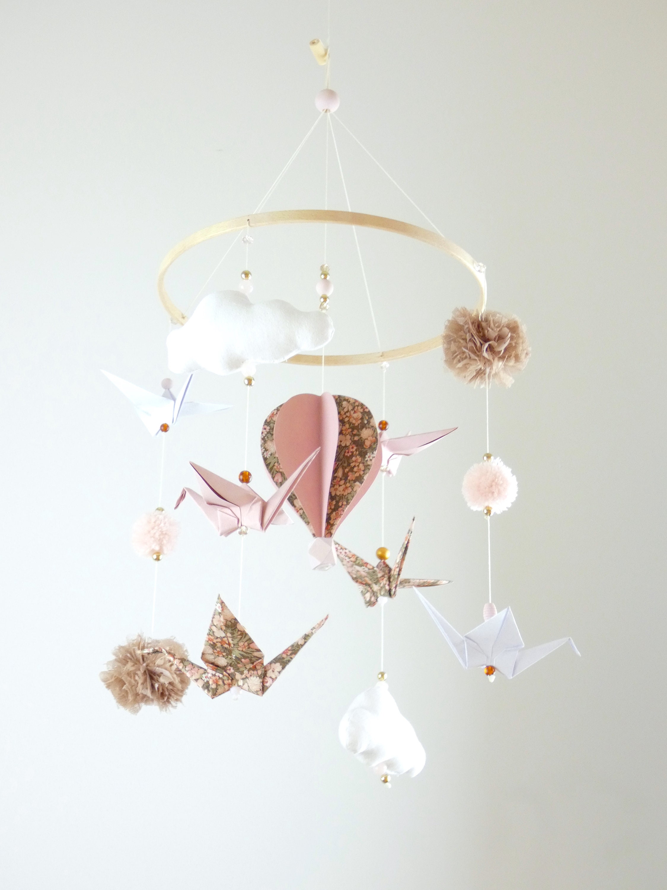 Hooa  Mobile bébé montgolfière origamis rose pastel, vert eau, doré et  blanc / Objets décoratifs