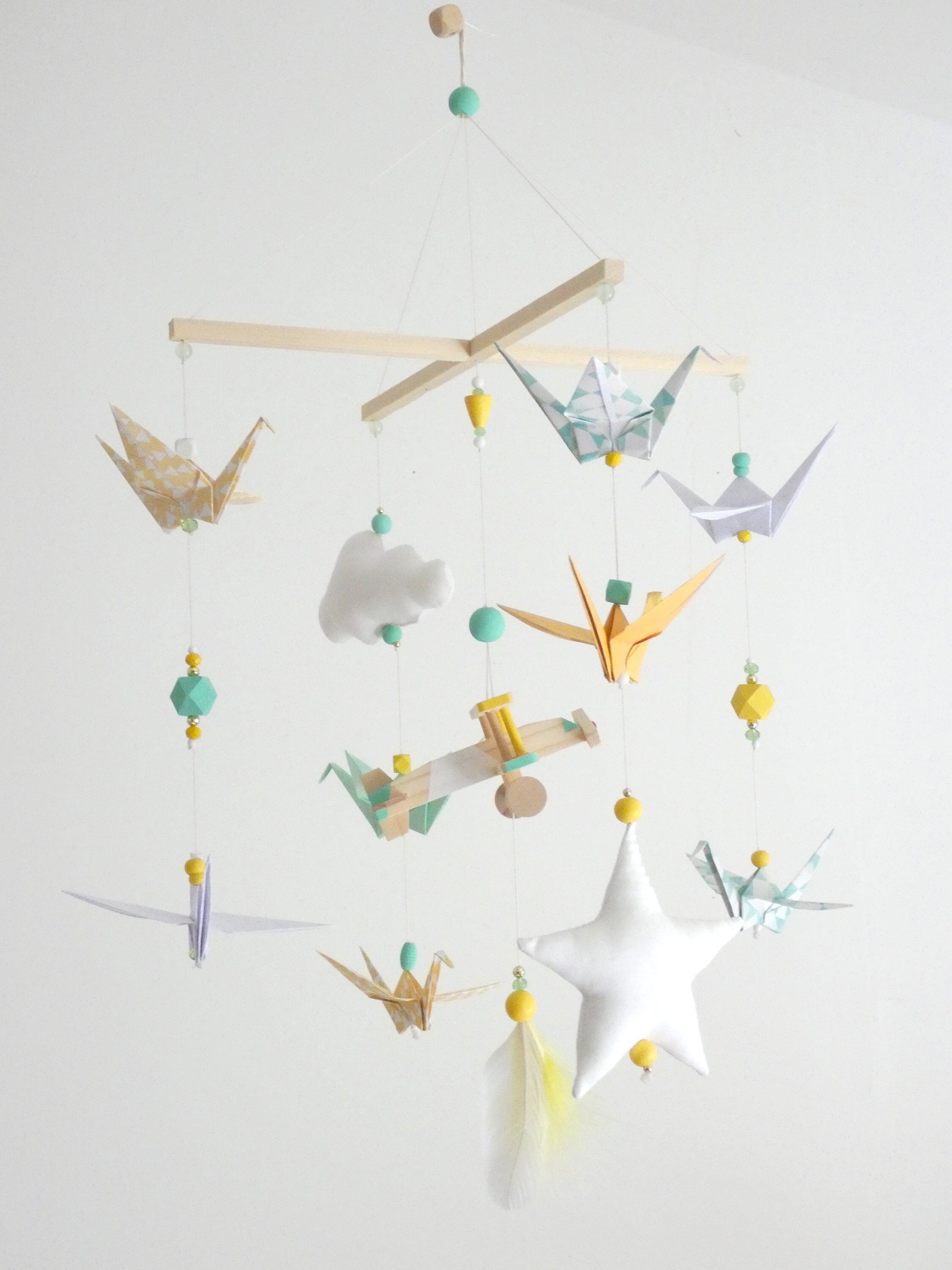 Mobile bébé origamis, avion en bois marron jaune vert céladon vintage. -  L'Atelier des Créateurs