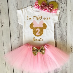 Gepersonaliseerde roze en goud in Twodles Girls Minnie Mouse 2e verjaardag outfit Toodles verjaardagsshirt verjaardag Minnie Mouse verjaardagsshirt