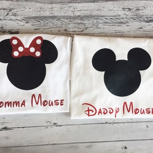 Czarno-czerwone koszulki dla mamy i taty, koszulki dla mamy i taty z Myszką Miki i Minnie, Disney Trip 2025 Koszulki Disney dla mamy i taty