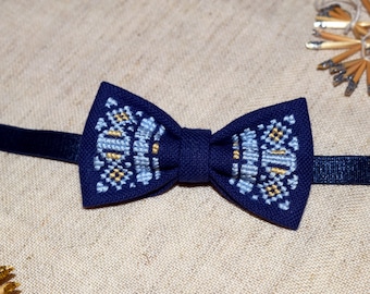 Marineblaue Fliege mit Ukrainischem Ornament - Neugeborene Fliege, Baby oder Kleinkind Fliege mit Kreuzstich - Accessoire für einen Jungen